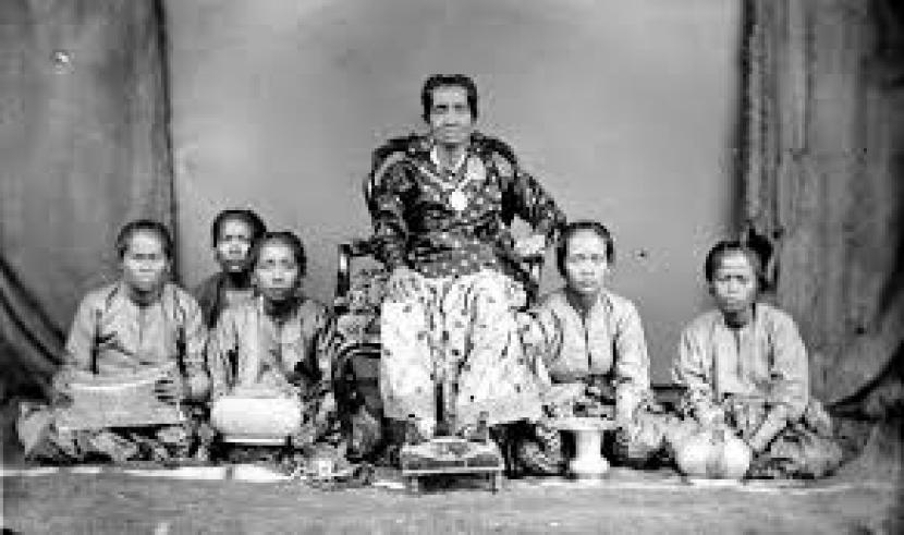 Ratu Bone, Siti Aisyah We Tenriolle. Sosok pemimpin wanita yang cerdas dan disegani kolonial Belanda.