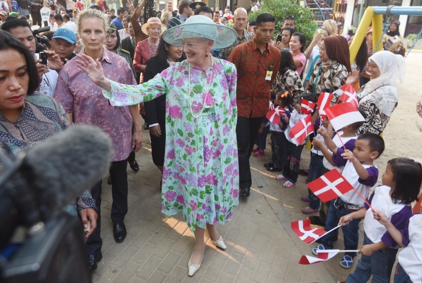Ratu Denmark Margrethe II menyapa anak-anak saat berkunjung ke Ruang Publik Terpadu Ramah Anak (RPTRA) Kenanga di Jakarta, Kamis (22/10).