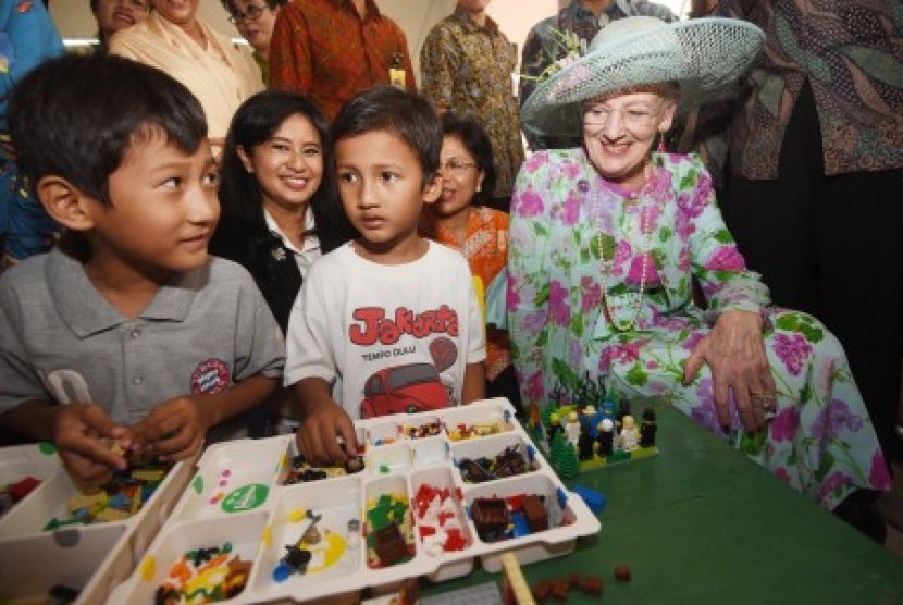 Ratu Denmark Margrethe II menyapa anak-anak saat berkunjung ke Ruang Publik Terpadu Ramah Anak (RPTRA) Kenanga di Jakarta, Kamis (22/10)