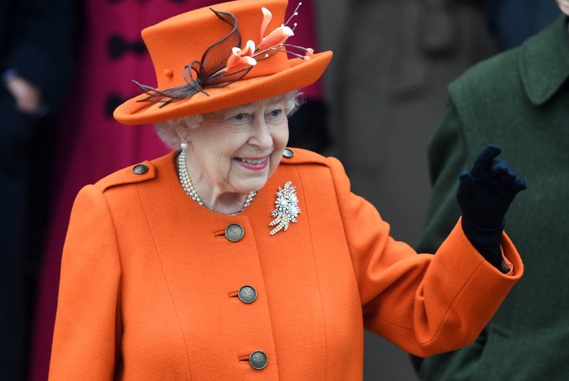 Seorang pelayan kerajaan Inggris yang sering kontak langsung dengan Ratu Elizabeth dilaporkan positif terinfeksi Covid-19 (Foto: Ratu Elizabeth)