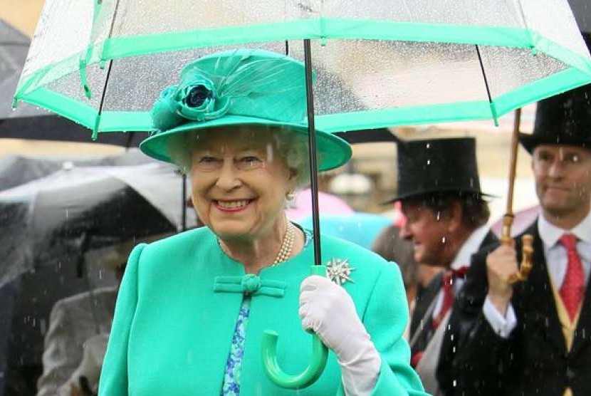 Ratu Elizabeth memberikan penghargaan untuk tenaga kesehatan Inggris.