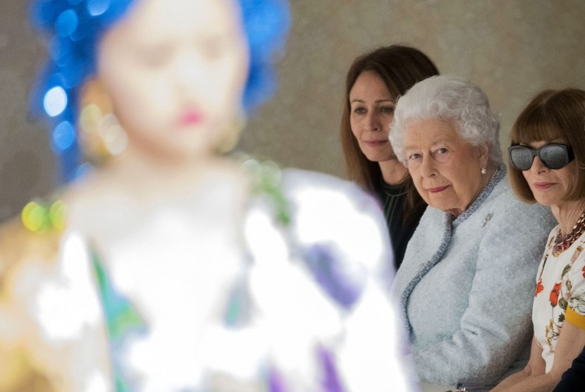 Ratu Elizabeth (berpakaian biru muda) menonton pergelaran busana di London Fashion Week.