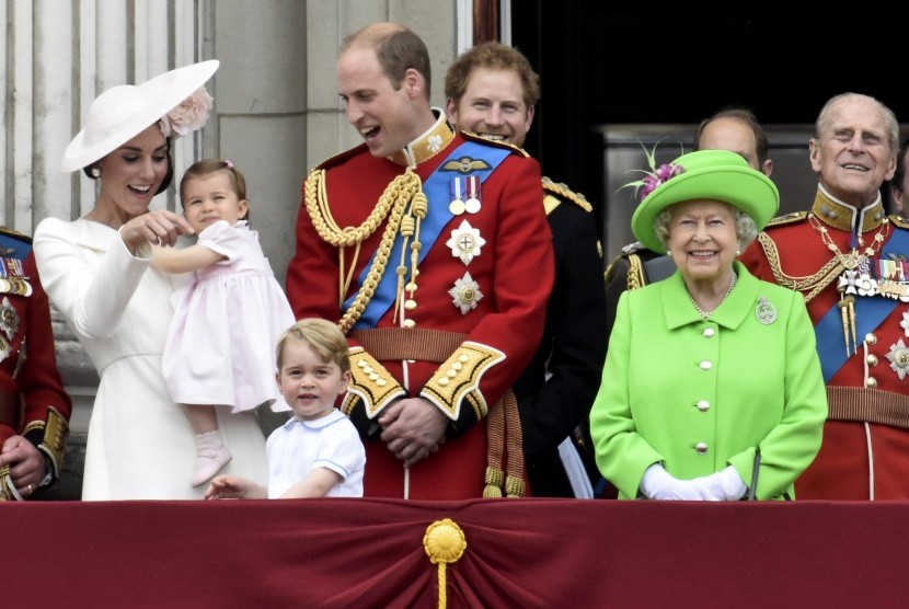 Ratu Elizabeth bersama keluarganya di balkoni Istana Buckingham menyaksikan perayaan ulang tahun ke-90 ratu.