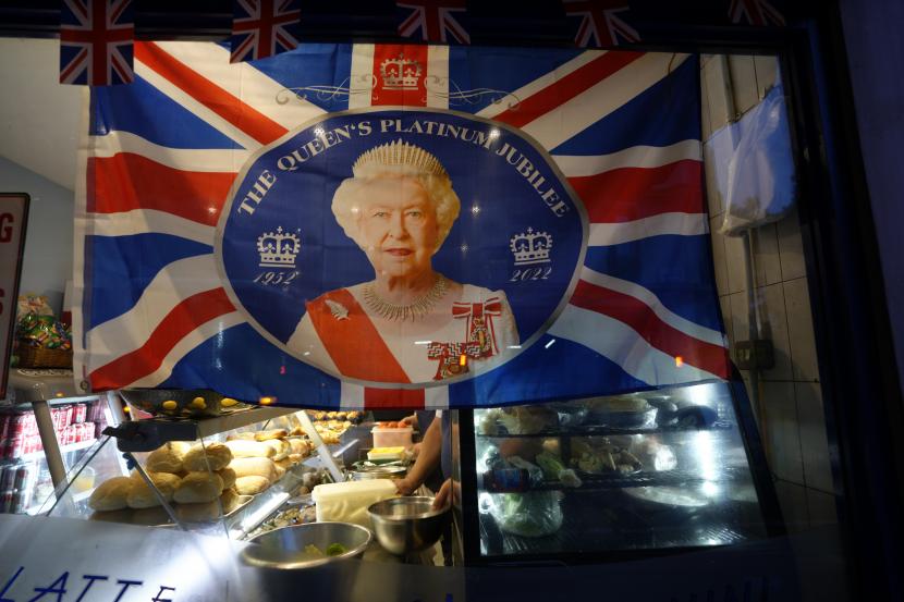  Ratu Elizabeth dikenang di sebuah kafe dekat Istana Buckingham di London, Jumat, 9 September 2022. Ratu Elizabeth II, raja terlama yang memerintah Inggris dan batu stabilitas di sebagian besar abad yang bergejolak, meninggal Kamis 8 September 2022. setelah 70 tahun bertahta. Dia berusia 96 tahun.
