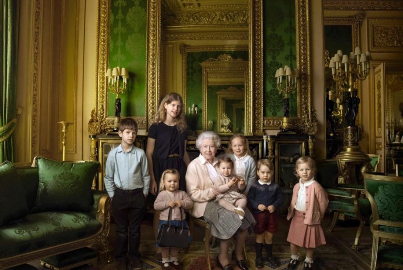 Ratu Elizabeth II bersama lima cicit dan dua cucu termudanya.