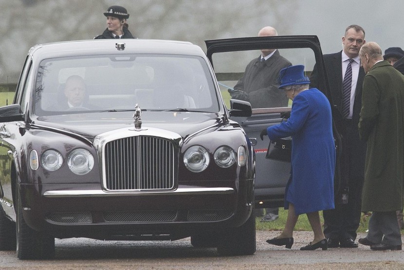Ratu Elizabeth II dan suaminya Pangeran Philip saat di Sandringham, Inggris, (8/1).