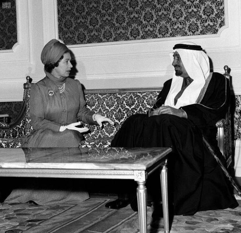 Ratu Elizabeth II dari Inggris bertemu dengan Raja Khaled dari Arab Saudi pada 1981. Kedubes Arab Saudi: Ratu Elizabeth II Teman Lama Kerajaan