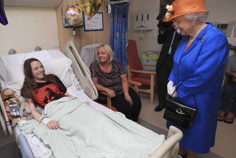 Ratu Elizabeth II (kanan) berbincang dengan Milie Robson (15) dan ibunya, Marie, saat berkunjung ke Royal Manchester Children Hospital yang merawat sejumlah korban bom di konser Ariana Grande.