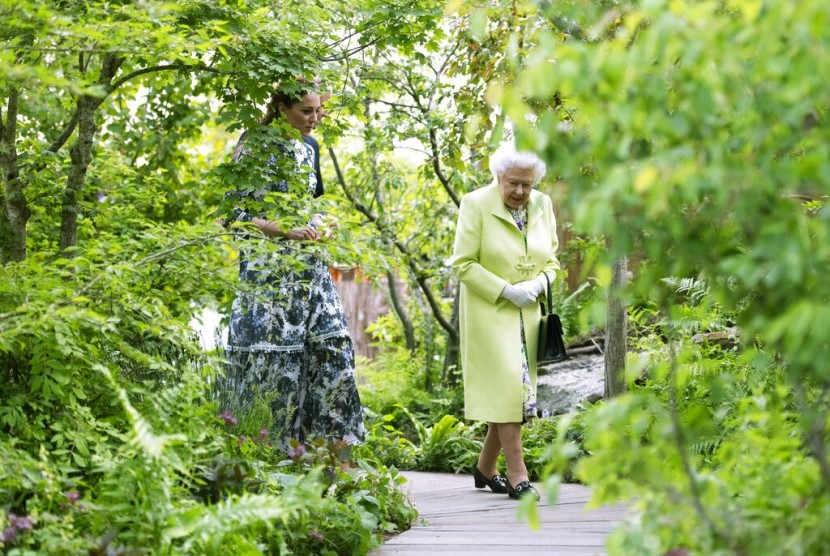 Ratu Elizabeth II mengunjungi kebun 'Back to Nature' bersama Duchess of Cambridge Kate Middleton di RHS Chelsea Flower di Royal Hospital Chelsea, London, Senin (21/5).