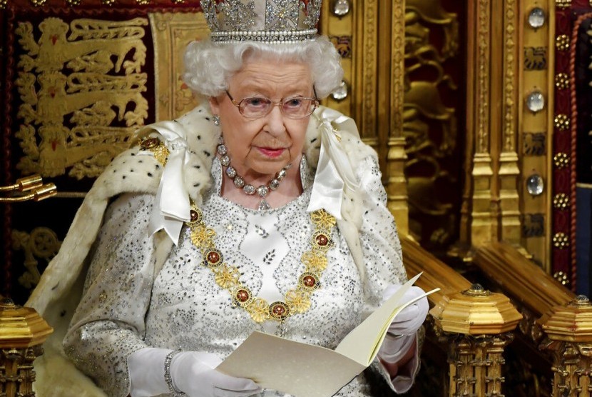 Ratu Elizabeth II menyampaikan Pidato Ratu saat Pembukaan Resmi Parlemen di London, Inggris, Senin (14/10).
