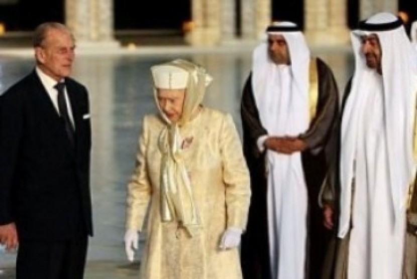 Ratu Elizabeth II tengah berkerudung saat mengunjungi masjid besar Sheikh Zayed, Abu Dhabi. Saat ini, di masjid  tersebut tengah diselenggarakan pameran haji (Ilustrasi)