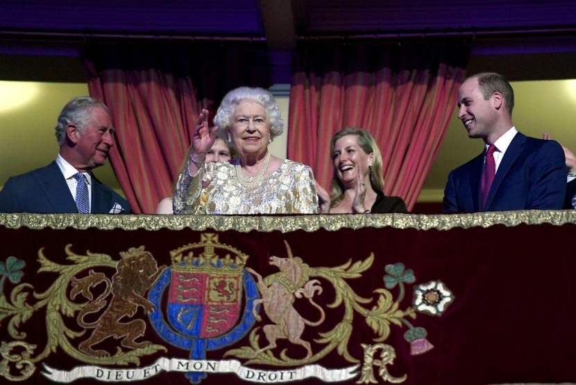 Ratu Elizabeth II (tengah) diapit Pangeran Charles dan Pangeran William serta anggota keluarga lain saat menonton konser ulang tahunnya di Royal Albert Hall, London, (21/4).