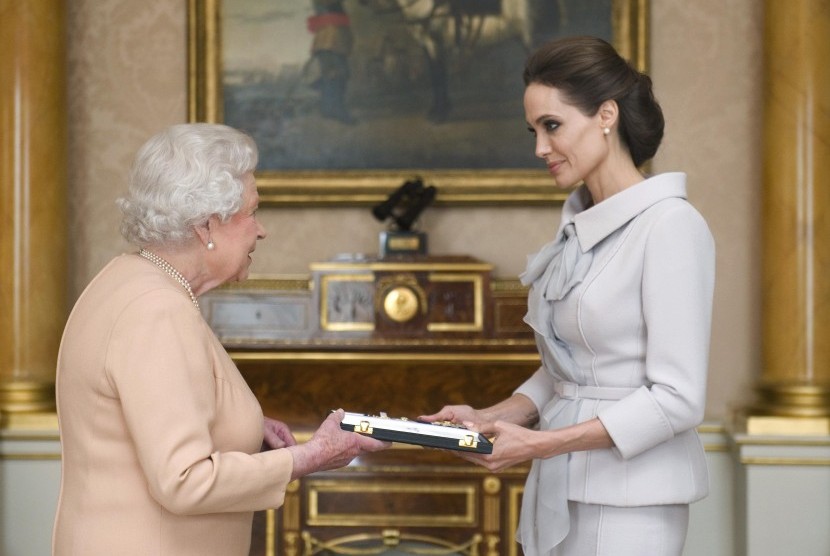 Ratu Elizabeth memberikan gelar kehormatan pada aktris Angelina Jolie atas kegiatan kemanusiaan yang dilakukannya, London, Jumat (10/10).