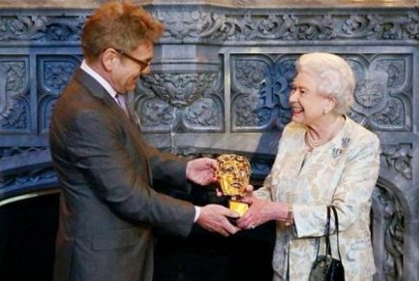 Ratu Elizabeth menerima penghargaan penghormatan Bafta dari Kenneth Branagh