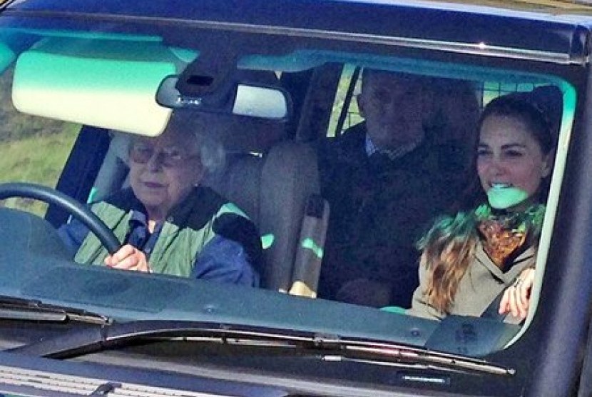 Ratu Elizabeth saat mengemudikan mobil bersama Kate Middleton.