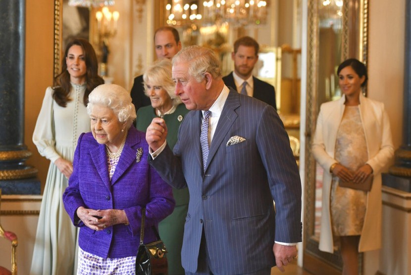 Ratu Inggris (kiri). Staf asisten katering Buckingham mengaku bersalah atas tiga dakwaan pencurian barang-barang Istana. 