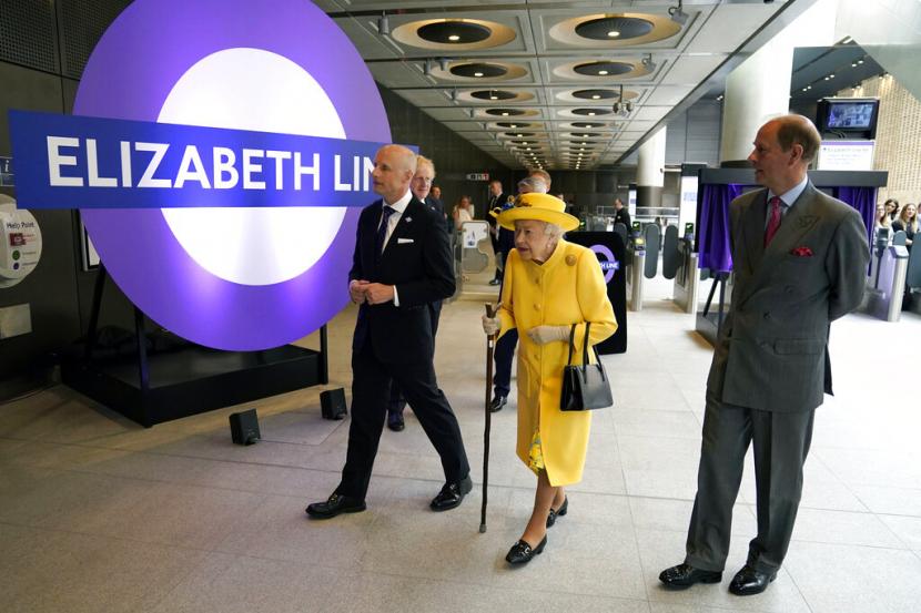 Ratu Inggris Elizabeth II dan Pangeran Edward, kanan, berbicara dengan komisaris Transportasi untuk London Andy Byford, kiri, di stasiun Paddington di London bertemu staf proyek Crossrail, serta staf Elizabeth Line yang akan menjalankan kereta api, untuk menandai selesainya proyek Crossrail London, Selasa, 17 Mei 2022.