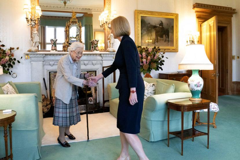 Ratu Inggris Elizabeth II, kiri, menyambut Liz Truss selama audiensi di Balmoral, Skotlandia, di mana ia mengundang pemimpin Partai Konservatif yang baru terpilih untuk menjadi Perdana Menteri dan membentuk pemerintahan baru, Selasa, 6 September 2022.