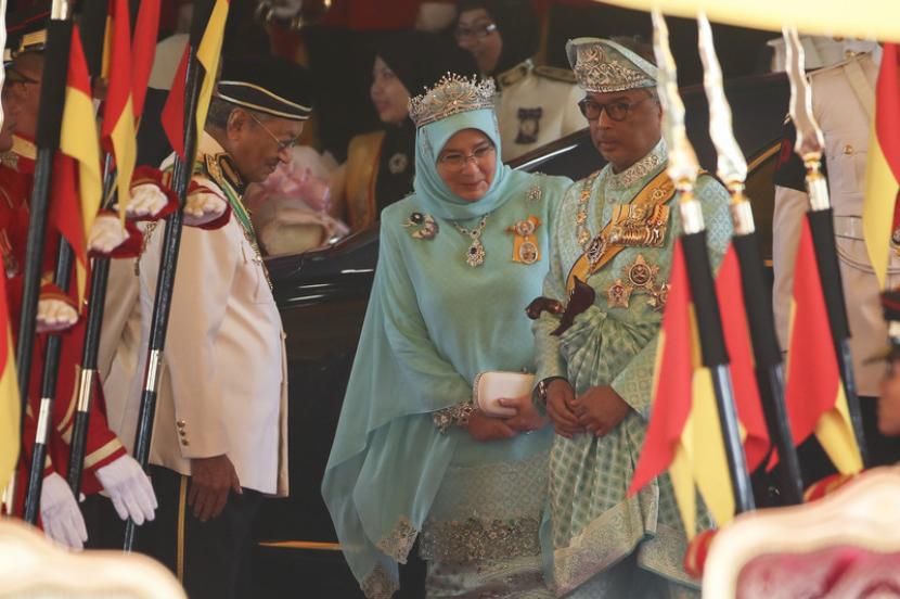 Ratu Malaysia Tunku Azizah Aminah bersama Raja Abdullah menikah pada 1986. Ratu Azizah hamil anak pertama pada 1995 setelah gagal hamil lewat 16 kali program bayi tabung (IVF). 