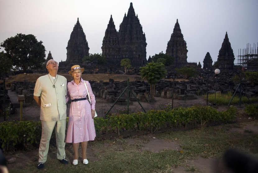 Ratu Margrethe dari Denmark saat berkunjung ke Yogyakarta, Indonesia (22/10).