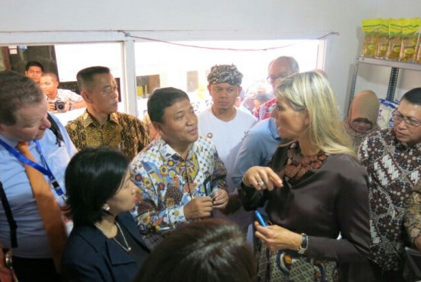 Ratu Maxima dari Belanda sedang berbincang dengan Direktur Perencanaan dan Operasional PT Bank Negara Indonesia Tbk (BNI) Bob T Ananta (tengah) saat mengunjungi stand tabungan SimPel dan e-Warong KUBE BNI di Bogor, Rabu (31/8). 