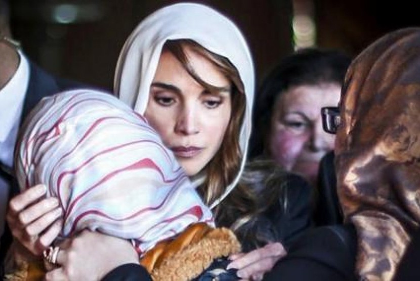 Ratu Rania mendatangi keluarga Kassasbeh, pilot Yordania yang dibunuh ISIS, untuk menyampaikan rasa duka citanya.