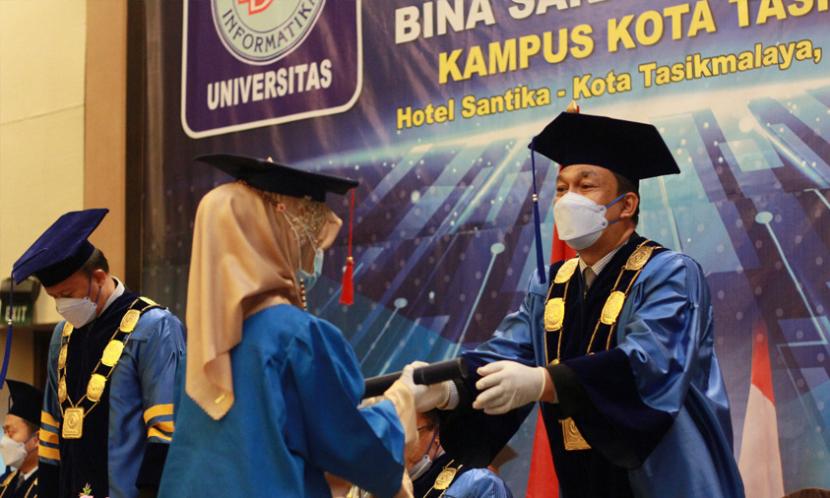 Universitas BSI (Bina Sarana Informatika) kampus Tasikmalaya telah menggelar acara wisuda ke-15 secara offline, di Hotel Santika Tasikmalaya, pada Senin (6/12).