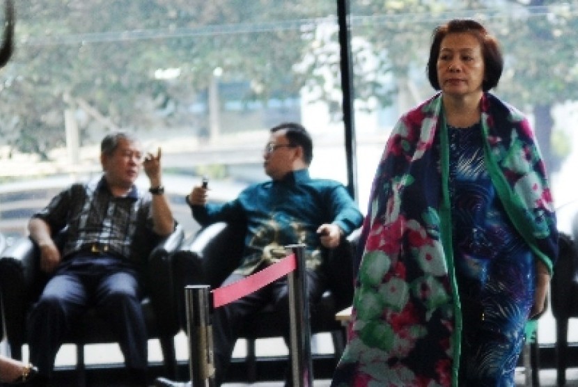 Ratu Rita istri dari Ketua Mahkamah Konstitusi (MK) nonaktif, Akil Mochtar mendatangi kantor Komisi Pemberantasan Korupsi (KPK), Jakarta, Senin (7/10).