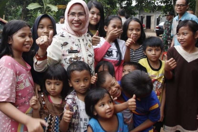 Ratu Tatu Chasanah berada di antara anak-anak yang putus sekolah. 