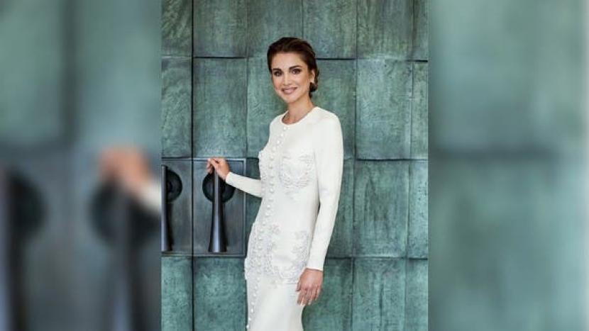Ratu Rania Pakai Gaun Desainer Arab Saudi di Milad ke-50. Ratu Yordania, Rania, mengenakan gaun rancangan desainer Arab Saudi, Mohammed Ashi saat perayaan ulang tahunnya ke-50 tahun.