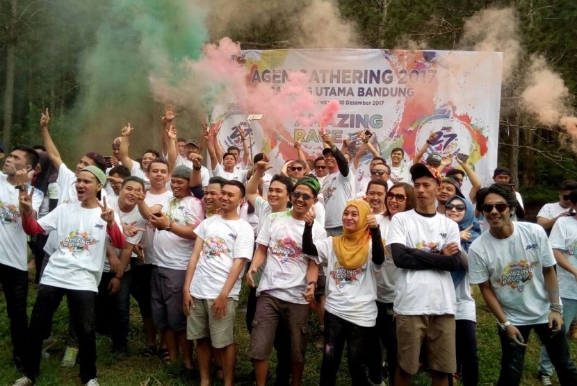 Ratusan agen JNE antusias mengikuti acara agent gathering yang diselenggarakan JNE Bandung dalam rangka HUT JNE ke-27 di Cikole, Kecamatan Lembang, Kabupaten Bandung Barat, belum lama ini.