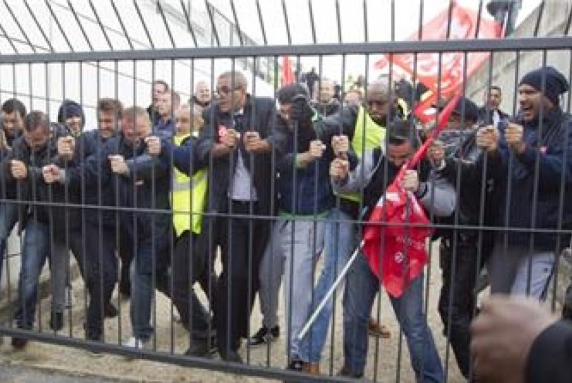 Ratusan aktivis serikat pekerja maskapai Prancis Air France menyerbu kantor mereka menentang PHK massal, Senin (5/10).