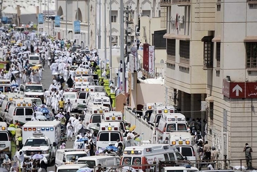 Ambulans membawa jamaah haji korban insiden Mina.