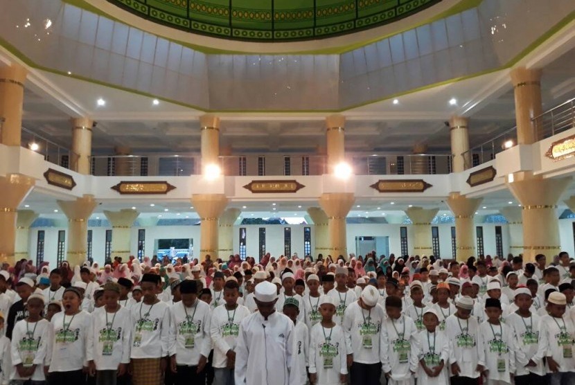 Ratusan Anak-Anak Fakfak, Papua Barat Ikuti Gerakan Shalat Subuh Berjamaah, di Masjid Agung Baitul Makmur, Fakfak, Papua Barat, Sabtu (23/4)