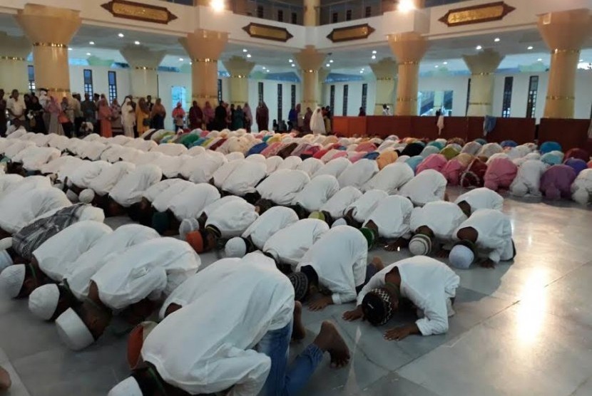 Ratusan anak-anak se-Kabupaten Fakfak melakukan shalat dhuha berjamaah.