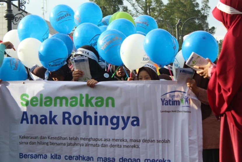 Ratusan anak binaan RUmah Yatim menggelar longmarch dan orasi terkait derita anak-anak Rohingga di kawasan Car Free Day (CFD) Dago, Ahad (1/10).