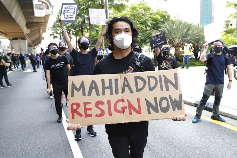 Ratusan anak muda berpakaian hitam berunjuk rasa dekat Lapangan Merdeka, Kuala Lumpur, Sabtu, (31/7/2021). Massa menuntut Perdana Menteri Muhyiddin Yassin mengundurkan diri karena dianggap gagal mengatasi pandemi covid-19.