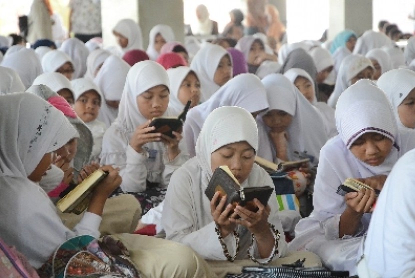 Ratusan anak yatim dan dhuafa bersama-sama membaca Alquran dalam kegiatan khataman Alquran dan pemberian santunan di Plaza Masjid Istiqomah, Jl Ciliwung, Kota Bandung, Rabu (24/7).