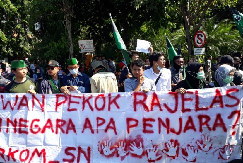 Ratusan anggota Himpunan Mahasiswa Islam (HMI) Surabaya menggelar aksi di depan Gedung Negara Grahadi Surabaya, Selasa (24/9). Mereka menuntut Presiden Jokowi menerbitkan Perppu untuk membatalkan Undang-Undang KPK yang dianggap melemahkan lembaga antirasuah tersebut.