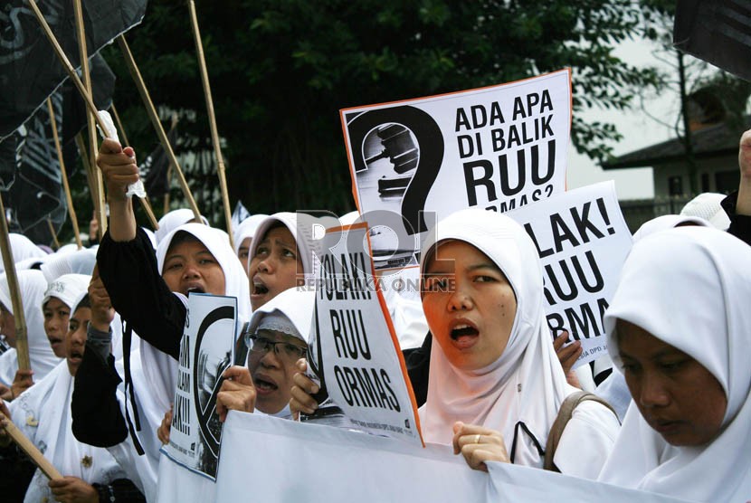   Ratusan anggota Hizbut Tahrir Indonesia (HTI) Jabar menggelar aksi menolak RUU Organisasi Masyarakat (Ormas) di depan Gedung Sate, Kota Bandung, Selasa (26/3).  (Republika/Edi Yusuf)