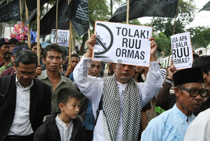   Ratusan anggota Hizbut Tahrir Indonesia (HTI) Jabar menggelar aksi menolak RUU Organisasi Masyarakat (Ormas) di depan Gedung Sate, Kota Bandung, Selasa (26/3).  (Republika/Edi Yusuf)