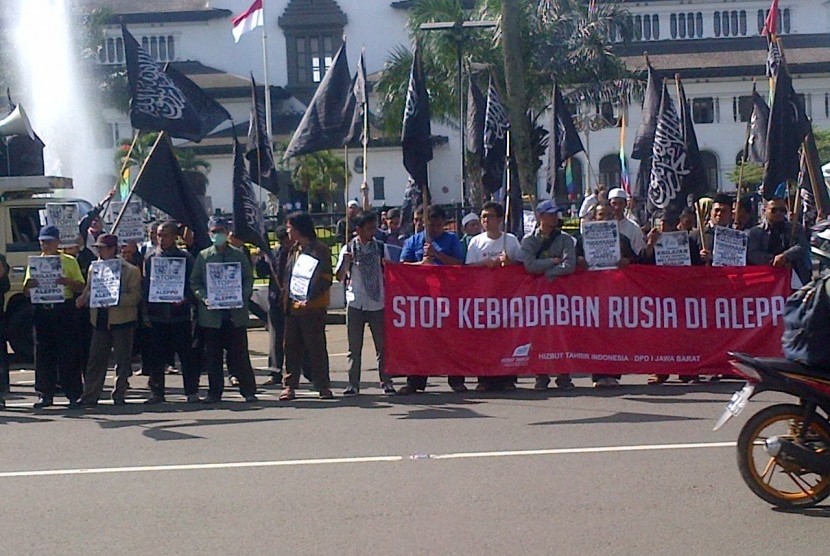 Ratusan anggota organisasi masyarakat (ormas) Hizbut Tahrir Indonesia (HTI) menggelar aksi unjuk rasa di depan Gedung Sate, Jalan Diponegoro, Kota Bandung, Jumat (16/12).