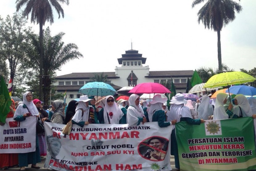 Ratusan anggota Persatuan Islam (Persis) Jawa Barat menyuarakan kecaman atas penindasan yang menimpa Muslim Rohingya di Myanmar, Kamis (24/11). 