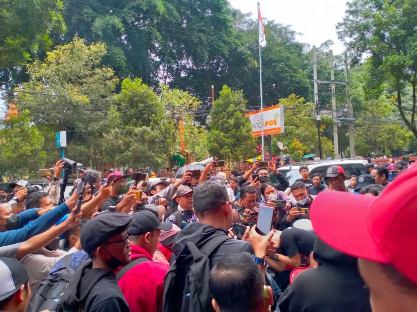 Ratusan Aremania melakukan aksi damai di depan kantor pos Kota Malang, Kamis (17/11/2022). Sekitar 20 orang perwakilan korban tragedi Kanjuruhan mendatangi kantor Komnas HAM.
