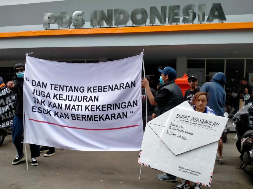 Ratusan Aremania melakukan aksi damai di depan kantor pos Kota Malang, Kamis (17/11/2022). Aksi ini bertujuan untuk mengirim surat cinta kepada Presiden RI Joko Widodo (Jokowi) terkait tragedi Kanjuruhan. 