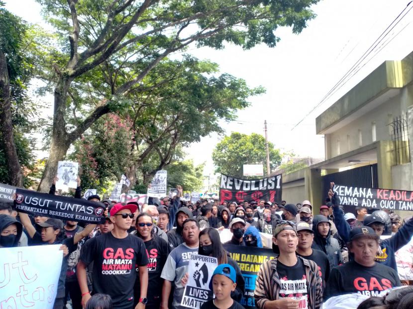 Ratusan Aremania melakukan aksi demonstrasi di depan Kantor Kejaksaan Negeri Kota Malang, Senin (31/10/2022). Aksi ini ditunjukkan agar kejaksaan mengembalikan berkas perkara tragedi Kanjuruhan yang diserahkan oleh kepolisian.