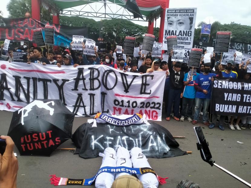 Ratusan Aremania melakukan aksi demonstrasi di sejumlah titik di Kota Malang, Kamis (27/10/2022). Aksi ini ditunjukkan agar proses hukum tragedi Kanjuruhan ditindaklanjuti dengan seadil-adilnya. 