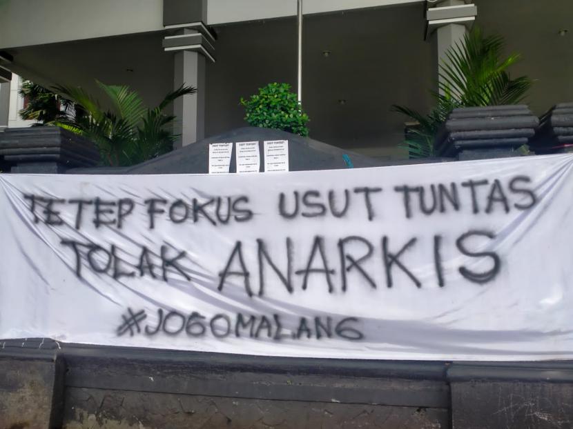 Ratusan Aremania melakukan demonstrasi di Kota Malang untuk menuntut tuntas tragedi Kanjuruhan. 