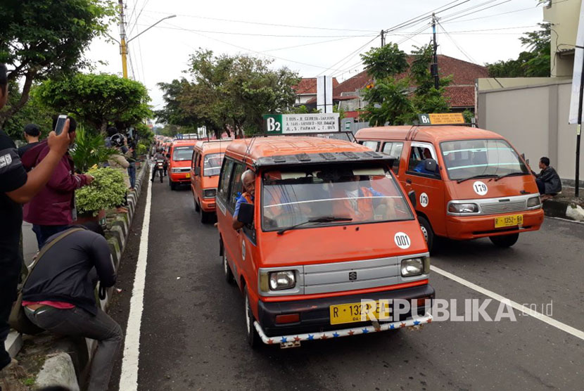 Ratusan awak angkutan umum di Kabupaten Banyumas, menggelar aksi unjuk rasa menentang masih beroperasinya angkutan berbasis online, Selasa (17/10).  