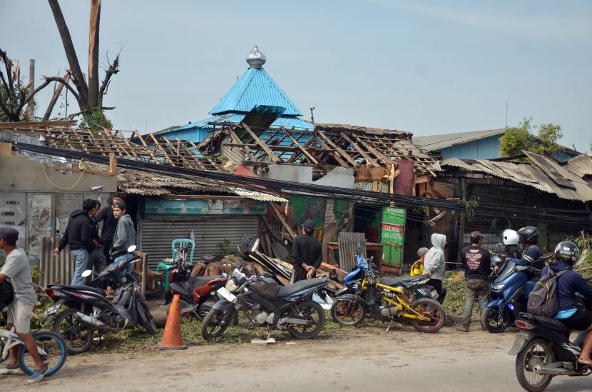 Ratusan bangunan dan warung di pinggir jalan rusak berat akibat angin puting beliung yang terjadi di Rancaekek, Kabupaten Bandung, Kamis (22/2/2024).